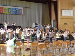 大きなかぶのオペレッタを演奏する1年生