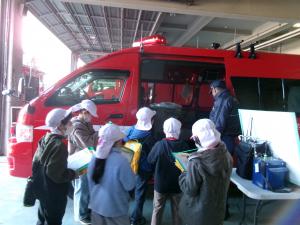 消防車の見学をする子ども達