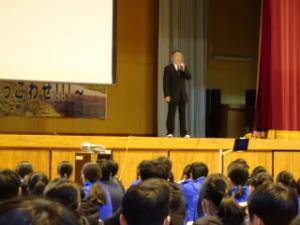 PTA会長さんによる挨拶。今回視聴するDVDの内容についての説明や生徒達に向けた想いを話していただきました。