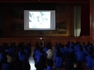 上映されたDVDの映像を真剣なまなざしで見つめる生徒達