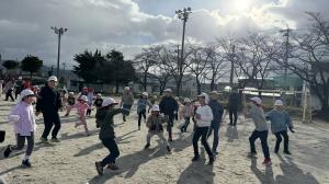 焼けるまで遊んで待つ子ども