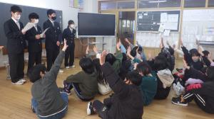 読み聞かせをする中学生