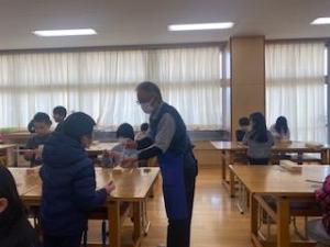はしづくりを教わる子ども