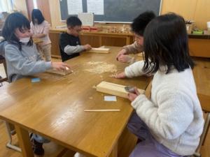 はしづくりをする子ども