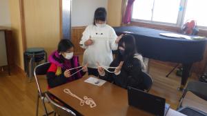 あやとりを楽しむ子ども