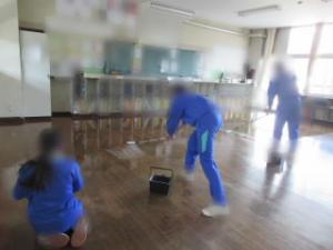 特別教室のワックスがけをしました。教室内の机などを移動し、丁寧にワックスをかけて、ピカピカの床になりました。