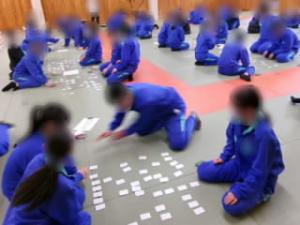 3学年内百人一首クラスマッチを行いました。今まで身につけた知識と、最後のクラスマッチとしての意気込みでたいそう盛り上がりました。