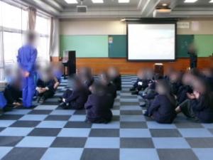 高校から講師の方をお呼びして、性教育講演会を行いました。性感染症についても触れつつ、交際で大事にするの自分の体と思い、そして相手を尊重する心だと学びました。
