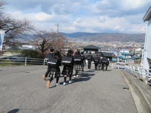 【諏訪西中】集団下校で通学路を確認