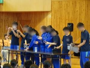 金槌やコップやグラスなど日常使う物を楽器にして演奏に加わりました。