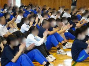 体でリズムを鳴らす演奏では、生徒みんなも一緒になって手と足でリズムを奏でました。