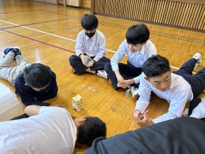 一緒にジェンガを楽しむ様子