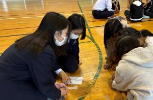 立体パズルに取り組む小学生