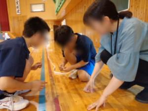 仲間や先生に見守られながら