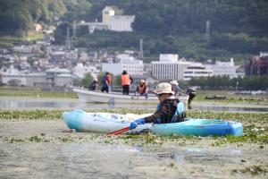 浮遊ごみ回収作業の様子