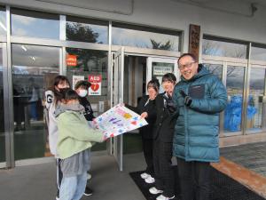 (1)ポスター渡し(2)