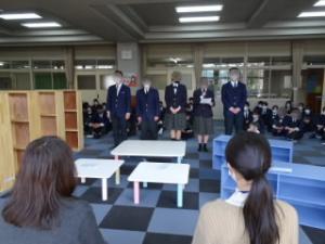 製作したグループそれぞれが製品の工夫や特徴、製作に込めた思いなどを依頼された方に伝えます。