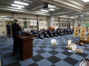 三輪教育長から、作品の製作における様子や思いを聞いて、ものづくりの素晴らしさをお話ししていただきました。