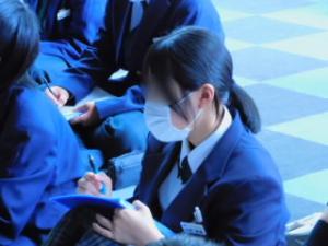話を聞く生徒