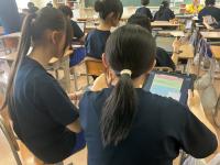 インターネットを使って調べ、自分の考えをまとめている様子
