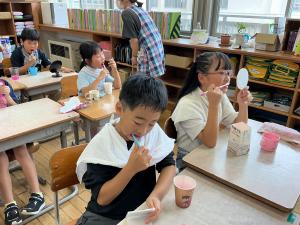 鏡を見ながら歯を磨く子どもたち